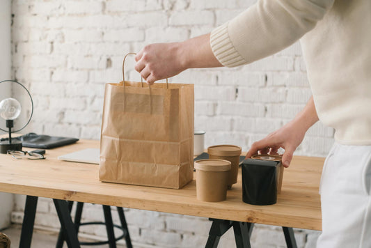 Foto door Mikhail Nilov: https://www.pexels.com/nl-nl/foto/man-lunch-tafel-klant-6613774/